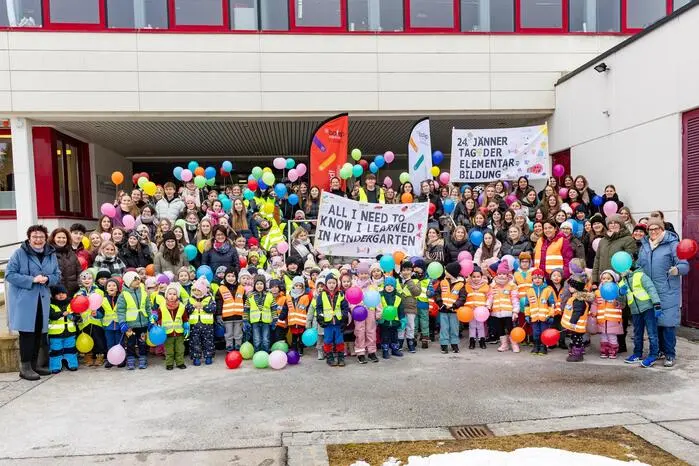  Um darauf aufmerksam zu machen, marschierten 200 Kindergartenkinder und angehende sowie praktizierende Pädagoginnen und Pädagogen in Klagenfurt.