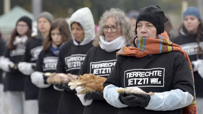 Hunderte Menschen hielten eine Stunde lang die tierischen Opfer - darunter Katzen und Vögel - am Schwarzenbergplatz in Wien in den Händen.