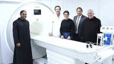 Pater Provinzial Saji Mullankuzhy segnete das Schnittzentrum. Erfreut: Primar Lackner, Prettner, Steiner, Prior Paulus Kohler (von links)