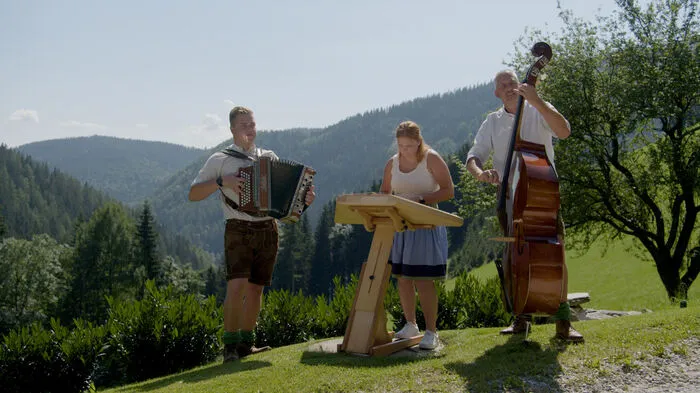 Am 20. September feiert die neue TV-Doku "Rund um die Kainach" des Bärnbacher Regisseurs Wolfgang Scherz auf ORF III Premiere. Hier spielt auch die Familienmusik Arbesleitner auf.
