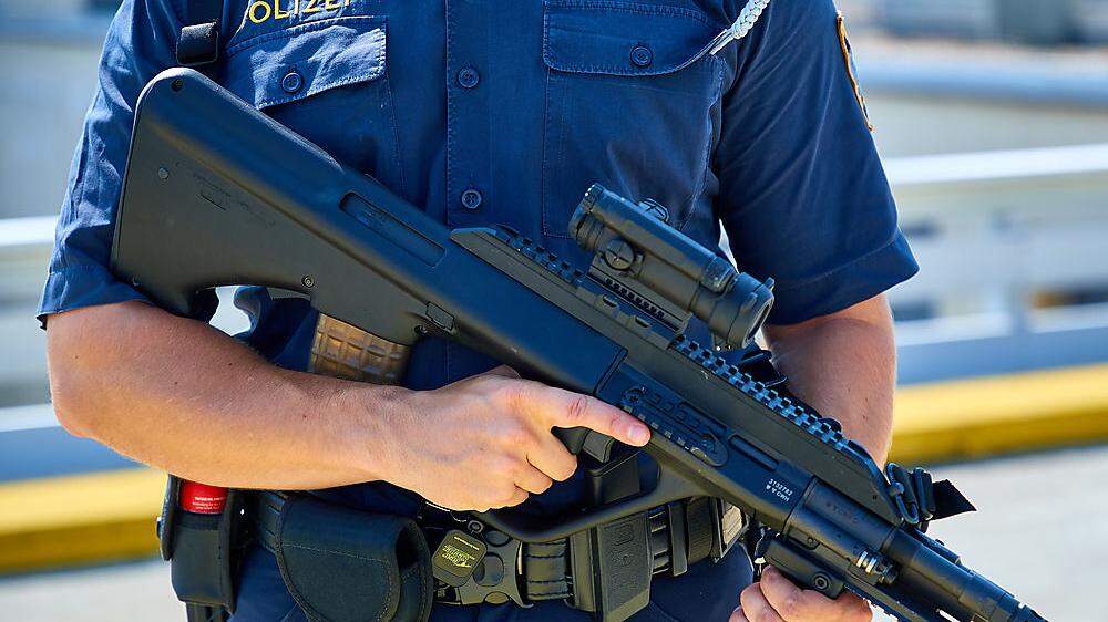 Bei einer Hausdurchsuchung des 28-Jährigen konnten Polizisten Waffen und Suchtmittel sicherstellen 