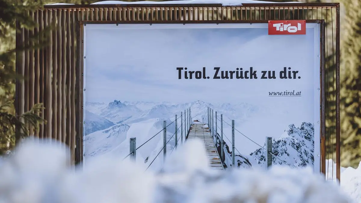ABD0052_20210204 - GERLOS - ÖSTERREICH: ++ THEMENBILD ++ ZU APA0146 VOM 4.2.2021 - Eine Plakatwand mit der Aufschrift "Tirol. Zurück zu dir." aufgenommen am Donnerstag, 4. Februar 2021, auf der Gerlosplatte in Tirol. Tirols Landeshauptmann Günther Platter (ÖVP) hat am Donnerstag einer möglichen Isolation Tirols aufgrund der Ausbreitung der südafrikanischen Coronavirus-Variante eine Absage erteilt. - FOTO: APA/EXPA/JFK