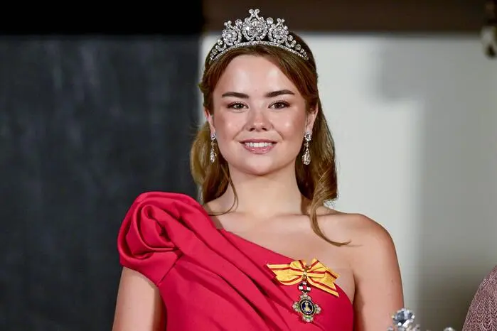 In einer auffälligen roten Robe mit asymmetrischem Schnitt sowie einer funkelnden Tiara zog die jüngste Tochter von König Willem-Alexander und Königin Máxima alle Blicke auf sich.