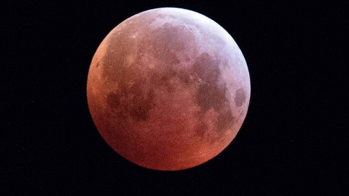 Der Mond während einer totalen Mondfinsternis am Montag, 21. Jänner 2019, über der Sophienalpe in Wien