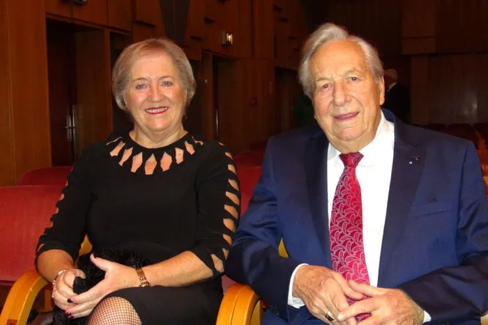 Der von Johann Assinger dirigierte Klangkörper läutete am Neujahrstag im ausverkauften Kulturzentrum Leibnitz beim Neujahrskonzert von LeibnitzKULT. Unter Leitung von Obfrau Vizebgm. Helga Sams mit klassischen Werken der Familien Strauss und Lehar sowie der Komponisten Robert Stolz und Emmerich Kalman schwungvoll das neue Jahr ein.