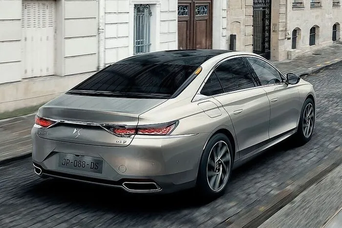 Die Abmessungen mit einer Länge von 4,93 Metern und einer Breite von 1,85 Metern sind jedenfalls entsprechend staatstragend. Technisch basiert die Limousine mit Fließheck auf der EMP2-Plattform des Konzerns, was ihr einen großzügigen Radstand von 2,9 Metern spendiert. Die Positionslichter in Trichterform an der Dachkante sind selbstredend eine Reminiszenz an die historische DS Jahrgang 1955.