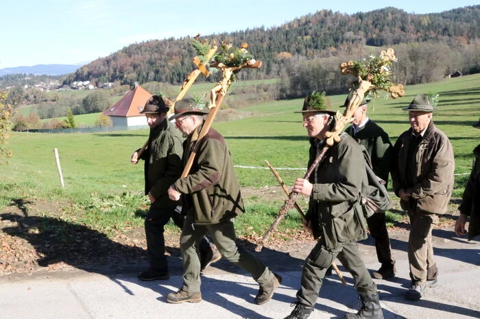 Und aus allen Teilen des Bezirkes St. Veit, vom Krappfeld über das Görtschitz-, Glan-, Metnitz- bis zum Gurktal kamen die Grünröcke in Form eines Sternmarsches anmarschiert.   