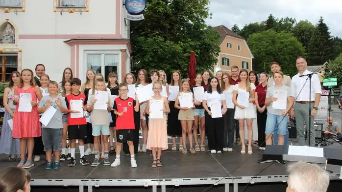 Mit einem abwechslungsreichen Konzert feierten die Schülerinnen und Schüler gemeinsam mit den Lehrern der Musikschule Ligist den Abschluss des Schuljahres 2025/26 als Open Air am Marktplatz in Ligist.
