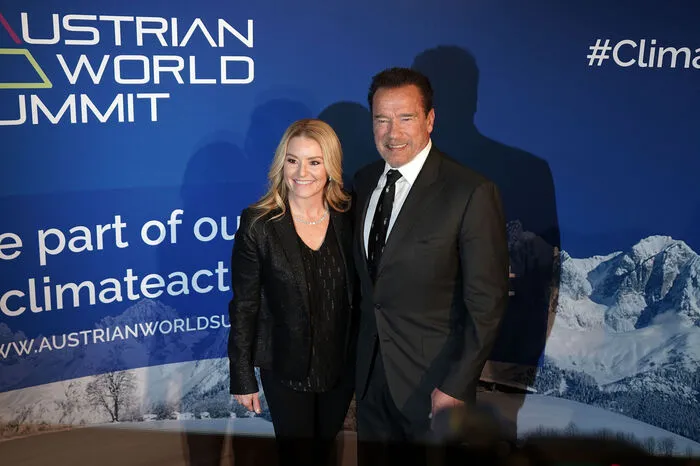 In Begleitung seiner Tochter Christina, Freundin Heather Milligan und Neffe Patrick Knapp-Schwarzenegger schritt der Hollywoodstar über den Red Carpet im Country Club.
