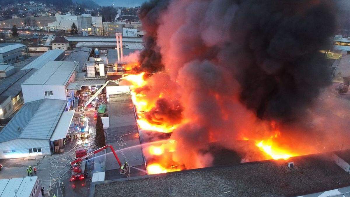 Flammen und Rauch waren aus der Ferne zu sehen