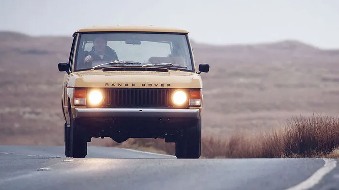 Auf der Oldtimershow Rétromobile Paris feiert der erste im Rahmen des Reborn-Programms wiederaufgebaute Range Rover Classic seine Weltpremiere.