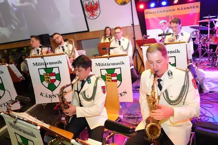Die Combo der Militärmusik Kärnten unter der Leitung von Dietmar Pranter sorgte für schwungvoller Tanzmusik. 