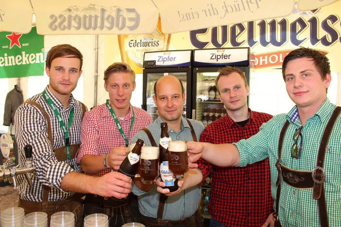 Unter der strengen Aufsicht von Biersommelier Hannes Pöschl und Brau Union Verwalter Christoph Halper konnten Bürgermeister Bernd Osprian und Tourismus-Obmann Adi Kern nach nur zwei Schlägen die erlösenden Worte "O´zapft is´" aussprechen.