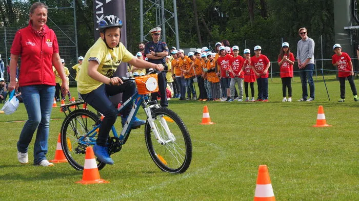 Mit 14 Klagenfurter Volksschulklassen waren am Donnerstag so viele wie noch nie am Start der Kinder-Sicherheitsolympiade. Beim Fahrradwettbewerb hielten sich die Kinder, sehr zur Freude der Verkehrsabteilung der Polizei, vorbildlich an die Verkehrsregeln