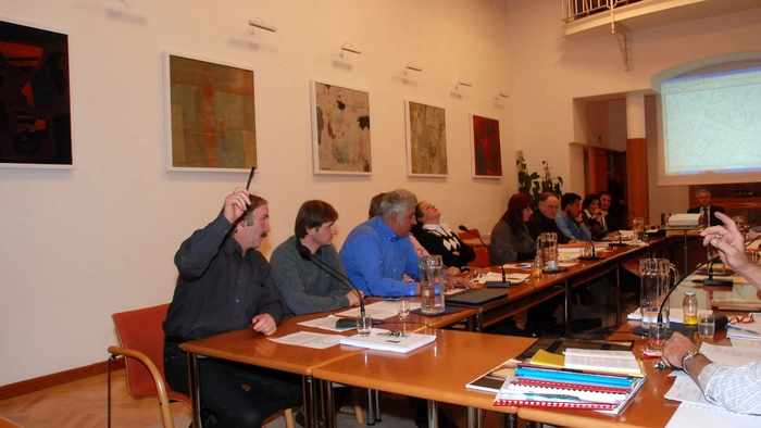 Feuer und Flamme war die Stadtregierung im Frühjahr 2008, als die Investorengruppe Hobag mit Günther Bachmann die Pläne für das Einkaufszentrum M99 vorstellte. Zu diesem Zeitpunkt liefen schon Verkaufsgespräche für das Übungsgelände der Fahrschule Greiderer, den Häusern rund um das Areal der alten Mühle der Raiffeisengenossenschaft Osttirol (OSG), die fast eine Million kassierte. 400.000 Euro legte man für das Übungsgelände hin.