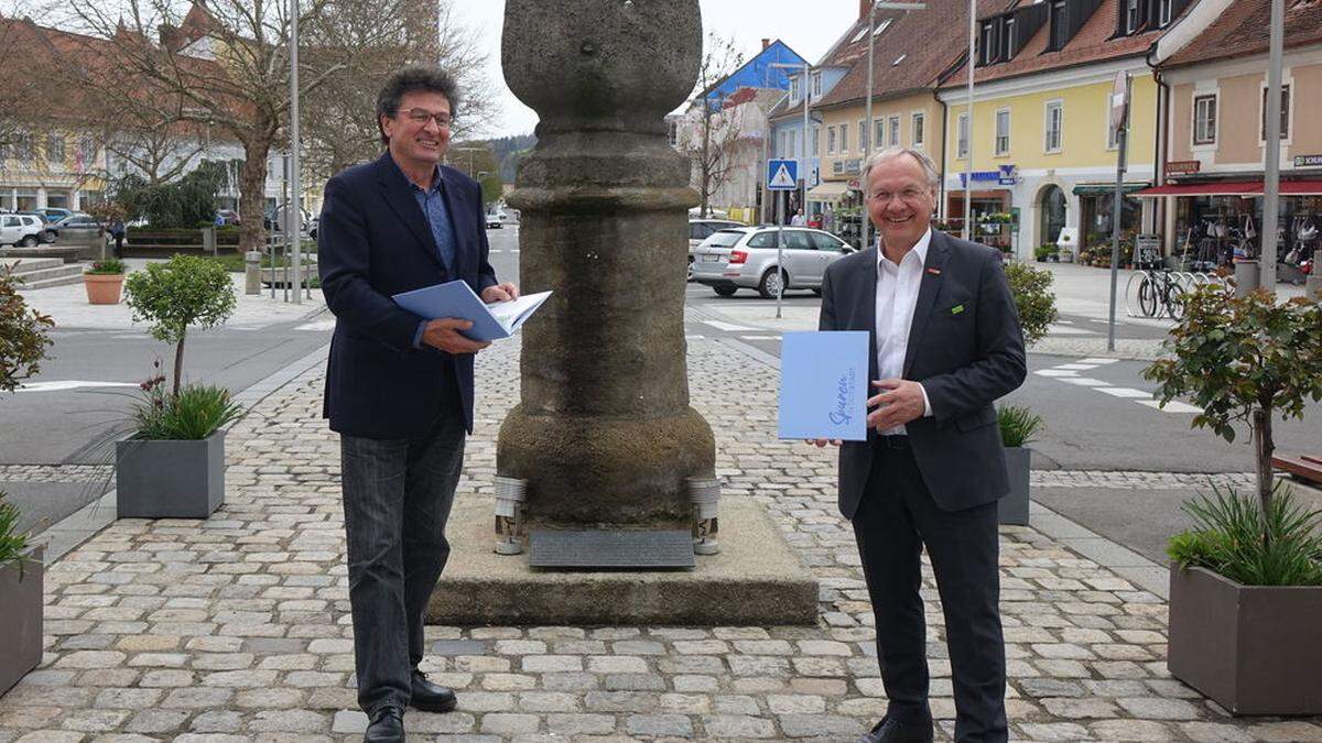 Stadtamtsdirektor Michael Mehsner und Bürgermeister Josef Ober stellen ein neues Buch vor