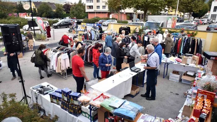Die Hemmaland-Lions machen sich seit der Clubgründung vor zehn Jahren für viele soziale Projekte in Mittelkärnten stark. Der Reinerlös vom 8. Flohmarkt kommt dem Projekt "Licht für Kinder" im Bezirk St. Veit an der Glan zugute.