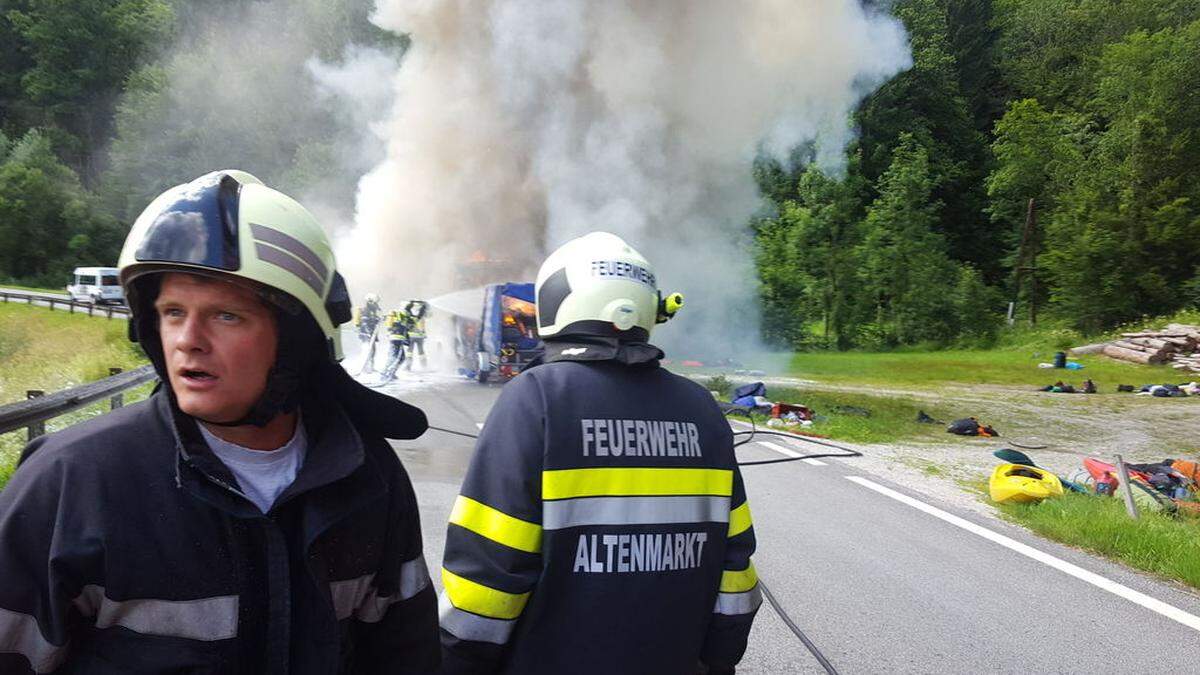 Der Reisebus aus Tschechien brannte völlig aus – alle Insassen konnten sich rechtzeitig ins Freie retten. 60 Feuerwehrmänner kämpften gegen die Flammen