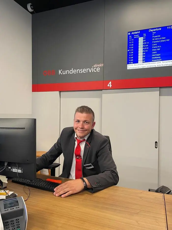 Alexander Hartlieb ist Reisenden gerne bei der Buchung behilflich