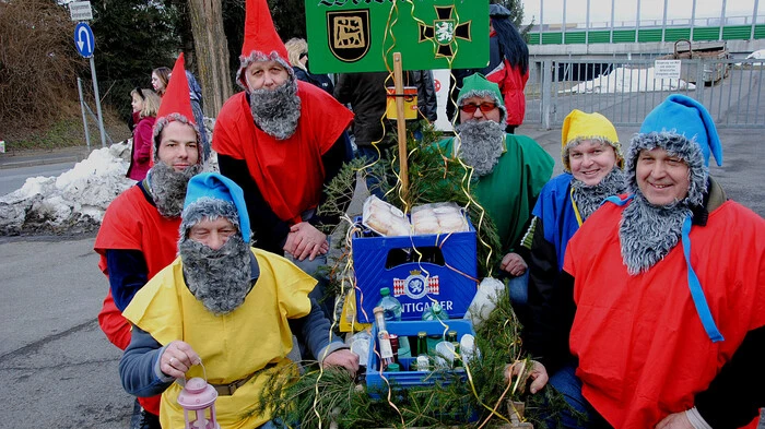 Die sechs Zwerge mit ihrem "Schatz".