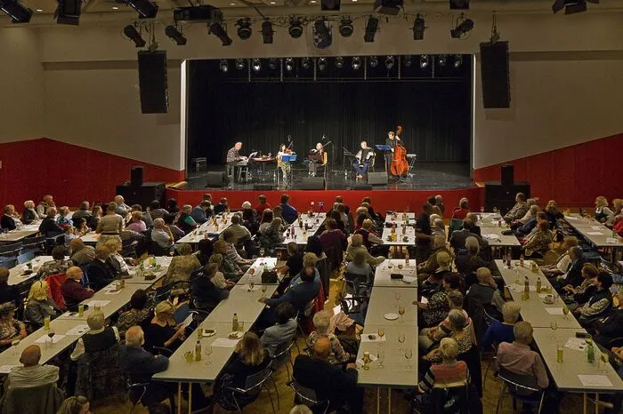 Es spielten Silke Hutter und Stefanie Kogler, (Violinen), Andreas Mayer-Jäger (Akkordeon), Floribert Neumann (Keyboard) und Manfred Zechner (Kontrabass). Wobei es für das Publikum eine Überraschung gab: Als Gäste traten Lea Burböck und Jojo Gansch, a echta Ottakringer, mit urigen Wienerliedern auf. Besonders Karl Hodinas „Herrgott aus Sta‘“ erntete viel Beifall. 
