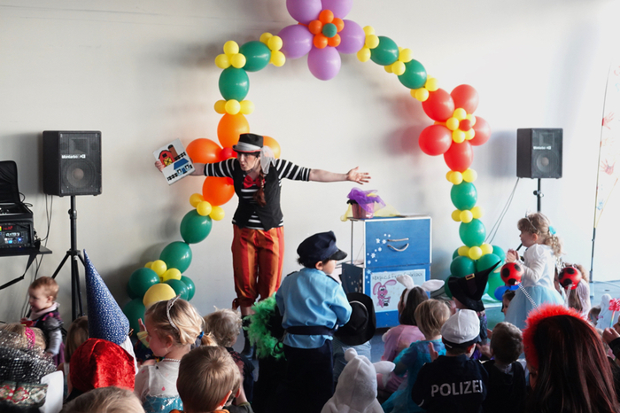 ...bei dem die Zauberin "Sabrina" mit ihren Kunststücken die Kinder begeisterte...