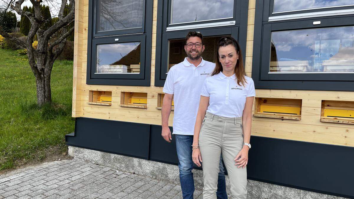 Christoph Haslauer und Ingrid Kuhn vor der Apitherapie-Bienenstockluft-Station in St. Marein-Feistritz