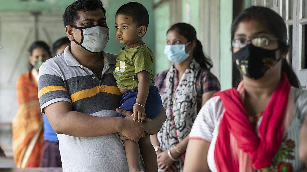 Menschen warten in Indien auf die Impfung