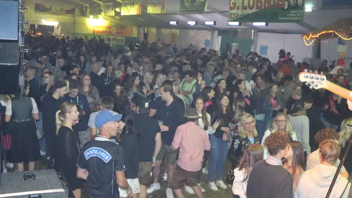 Eine grandiose und mitreißende Stimmung herrschte vor der Meilensteinbühne an diesem Samstagabend.