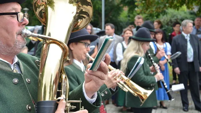 Die Trachtenkapelle Hatzendorf, deren Musikheim als Vorbild für den Neubau in Judendorf diente, spielte gestern zur Eröffnung auf. 