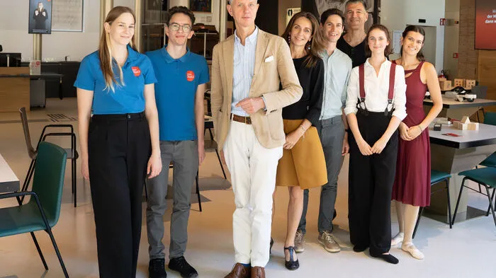 Das Team des Salon Stolz mit Max Raabe (3. v.l.) und Ian Wekworth (3 v.r.))