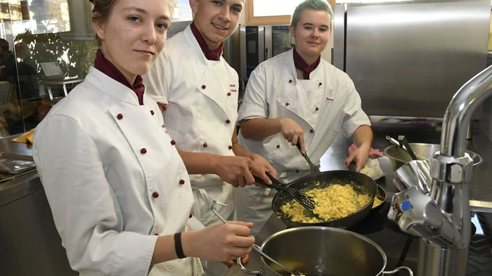 In der schuleigenen Küche wurde das perfekte Frühstück für die Gäste zubereitet.