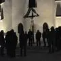 Es ist die Nacht von Ostersamstag auf Ostersonntag: Dunkle Gestalten versammeln sich vor der Stadtpfarrkirche, nachdem sie singend durch die Altstadt gezogen sind