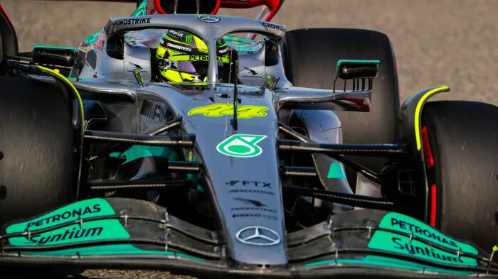 PORPOISING Es ist das Wort der diesjährigen Weltmeisterschaft. Mit den Regeländerungen in der Formel 1 kamen auch unerwartete Probleme auf. So etwa das "Porpoising", was das Hoppeln oder Bouncen eines Wagens bei hoher Geschwindigkeit auf der Geraden beschreibt. Verursacht wird es durch den hohen Anpressdruck, der dafür sorgt, dass das Auto immer wieder aufsetzt, wodurch die Erzeugung des nötigen Abtriebs immer wieder unterbrochen wird.