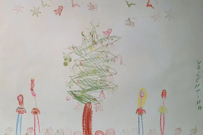 Auf ihrer Zeichnung befindet sie sich mit ihrer Familie versammelt beim Weihnachtsbaum.