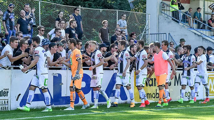 16. Juli 2017: Mühsam war es, das erste Cup-Spiel der Saison 2017/2018. Bei Regionalliga-West-Klub Hard siegte Sturm am Ende deutlich mit 3:0, Fabian Schubert mit einem Doppelpack und Deni Alar trafen für die Schwarz-Weißen. Souverän war es nicht, aber im Cup zählt nur der Aufstieg.