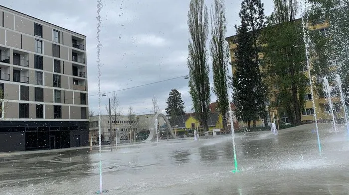 Die Fontänen sind auf dem neuen Bertha-von-Suttner-Platz bereits aktiviert.