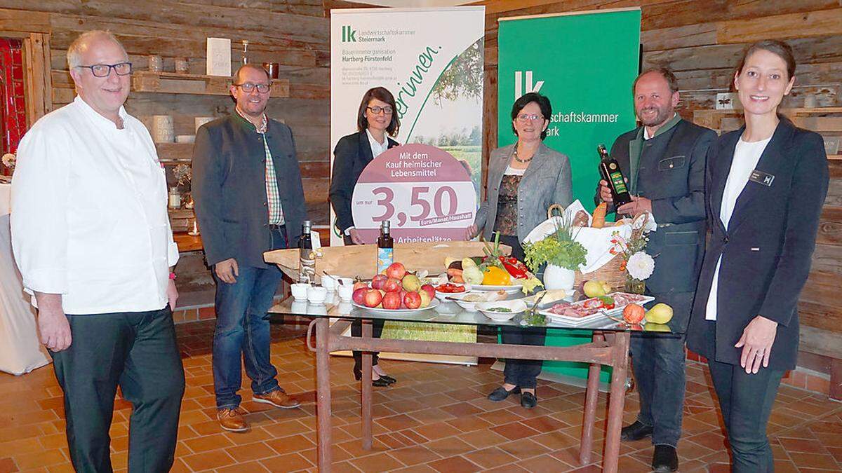 Küchenchef Johann Schuster, Kammersekretär Manfred Oberer, Ernährungsberaterin Christine Sommersguter-Maierhofer, Bezirksbäuerin Maria Haas, Kammerobmann Herbert Lebitsch, Hoteldirektorin Melanie Franke