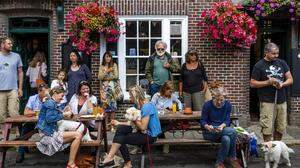 Vor dem Snowdrop Pub in Lewes in der Grafschaft East Sussex genießen die Gäste ihre neue Freiheit