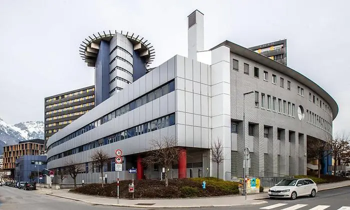 ++ THEMENBILD ++ ZU APA0347 VOM 25.2.2020 - Die Innsbrucker Klinik aufgenommen am Dienstag, 25. Februar 2020. In Österreich gibt es erstmals zwei bestätigte Coronavirus-Fälle. Die beiden 24-Jährigen befinden sich vorerst in der Innsbrucker Klinik in Isolation.