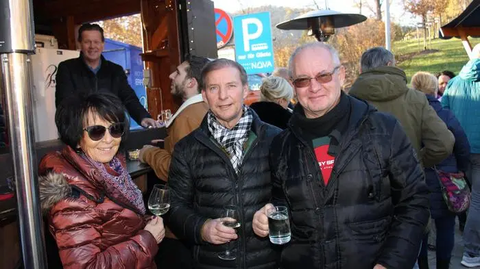 52 Aussteller präsentierten an zwei Tagen rund um den Dechantteich im Bereich des neu gestalteten Kurparks in Köflach wieder Kunsthandwerk, Weihnachtsschmuck, kulinarische Schmankerln mit Punsch und Glühwein. 