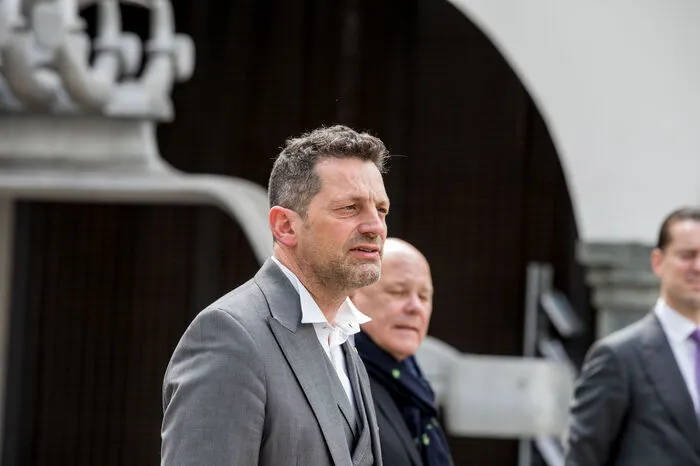 Die Installation ist eine gemeinsame Aktion von Stadttheater (im Bild Intendant Aron Stiehl), IG Kulturinitiativen in Kärnten/Koroška, der IG Theater Tanz Performance Kärnten/Koroška.