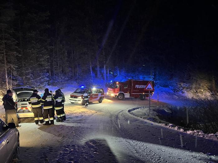 Die Feuerwehr barg das Fahrzeug mittels Seilwinde