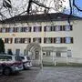 Ein Gebäude mit Polizeiautos davor