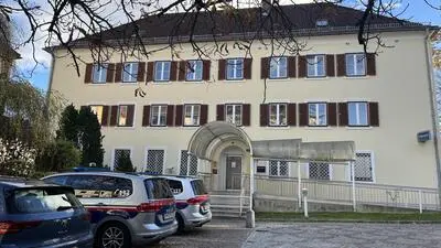 Ein Gebäude mit Polizeiautos davor
