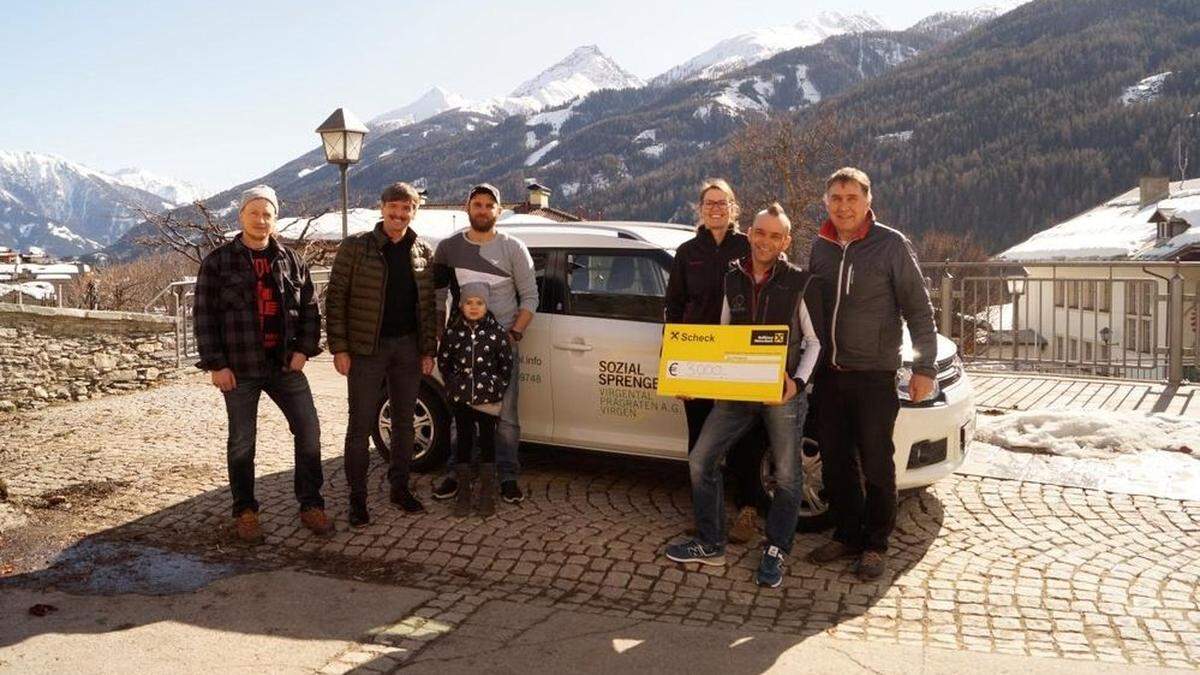 Spendenübergabe an den Sozialsprengel Virgental: Marcel Wurnitsch, Bürgermeister Dietmar Ruggenthaler, Peter Mariacher mit Melina, Pflegedienstleitung Marlen Resinger, Marcel Wurnitsch und Bürgermeister Anton Steiner (Obmann Sozialsprengel)