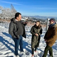 Beim Lokalaugenschein in St. Stefan ob Stainz: Verena Langmann und ihr Vater Stefan zeigen René Kollegger bei Prachtwetter ihre Weingärten