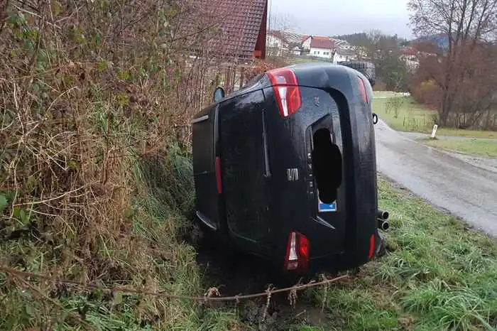 Dieser Pkw rutschte im St. Ruprechter Ortsteil Leiten von der Straße