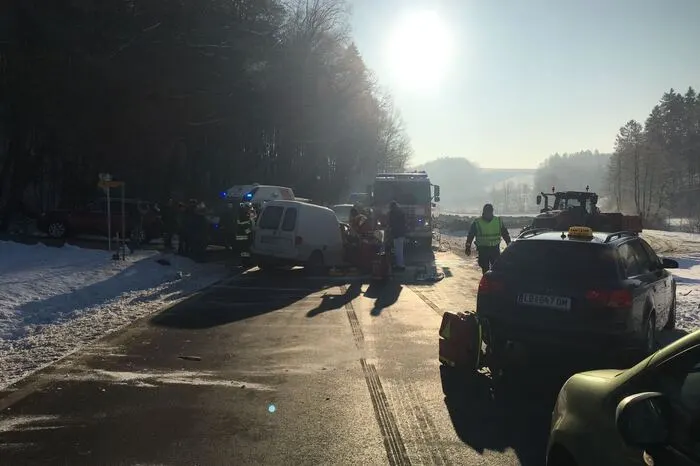 Der 37-jährige Lenker des Klein-Lkw erlitt Verletzungen unbestimmten Grades.