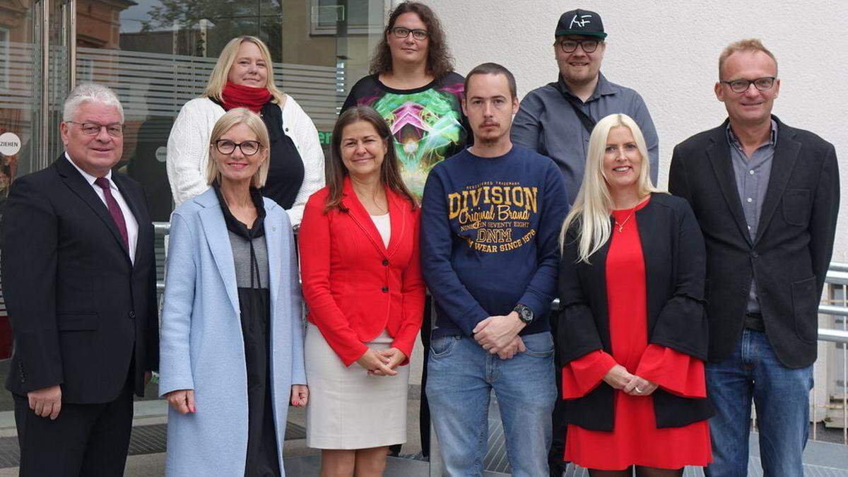 Vorne:  Hannes Dolleschall, Gabriele Kolar, Doris Kampus, Lebenshilfe-Selbstvertreter Martin Pichler, Lebenshilfe-Obfrau Sandra Rinofner, GF Jörg Neumann. Hinten: Stv. GF Melanie Mühlthaler, Christiana Rust-Schmalzmaier, Selbstvertreter Daniel Gamweger